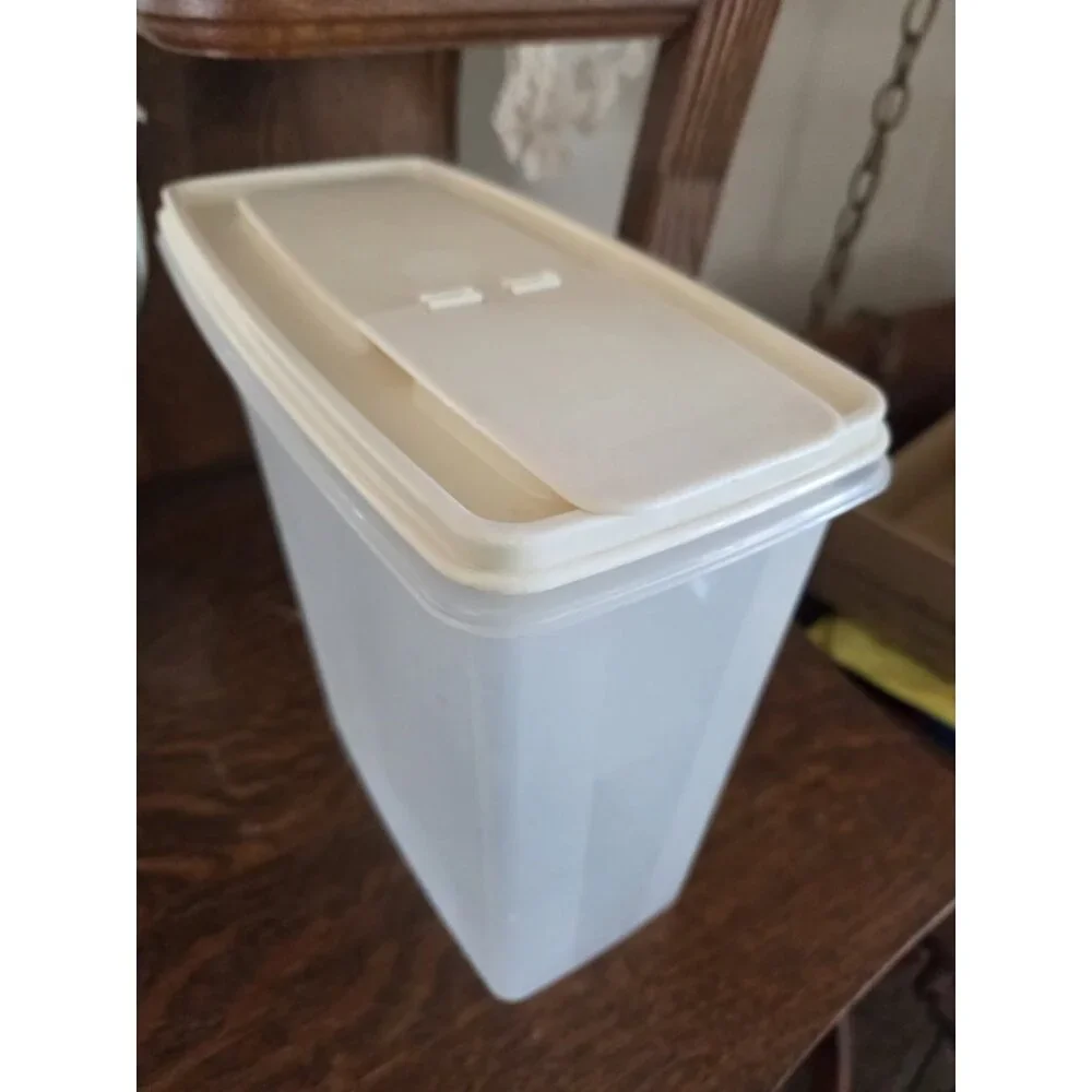 Rubbermaid Servin‎ Saver 1.3 Gallon Plastic Cereal Keeper with Almond Lid